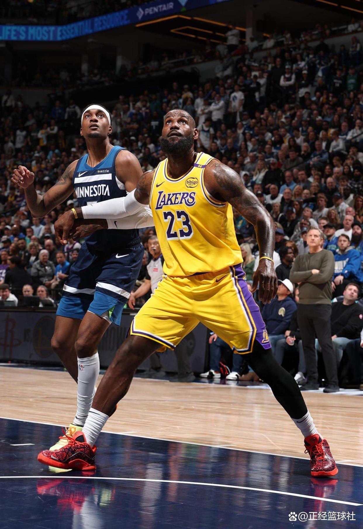 开云入口-TES观众热烈欢呼！，詹姆斯迎来七赛季出色发挥上演精彩一战-开云入口